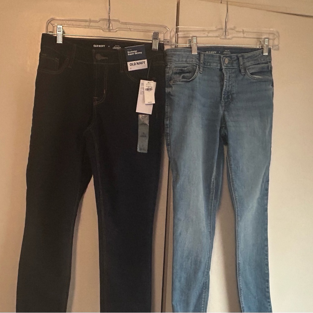 2 pairs of Women’s mid rise rockstar super skinny jeans size 2 never worn.